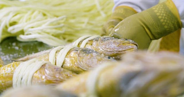 소금에 절인 굴비 엮기