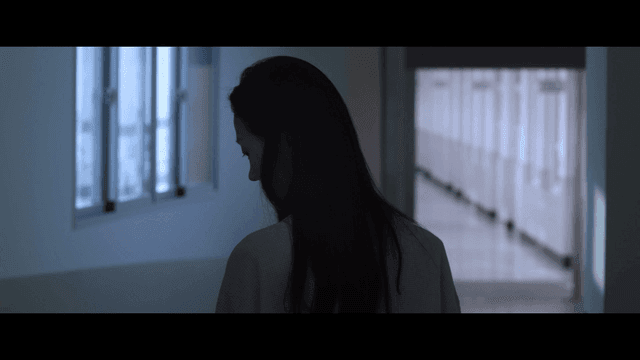 어두운 복도를 걷는 여성