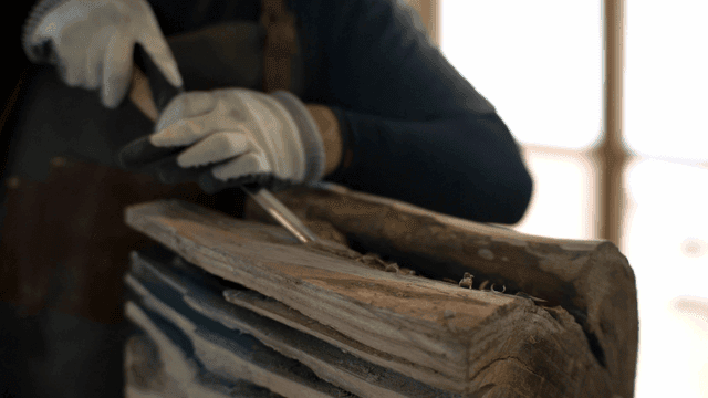 끌로 강하게 나무를 조각하는 장인