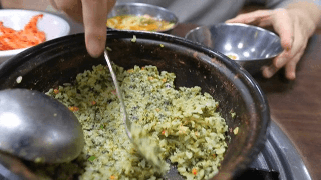 팬에 있는 야채 볶음밥을 그릇으로 담는 모습