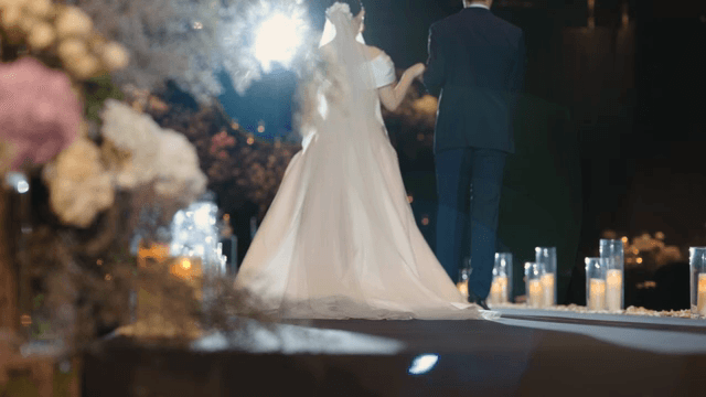 결혼식장으로 입장하는 신부