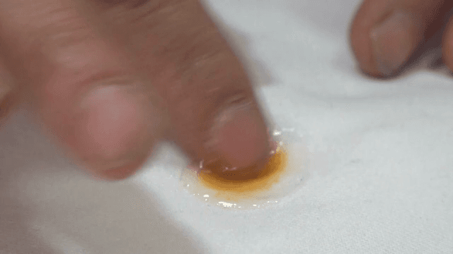 흰 천의 얼룩을 닦는 모습