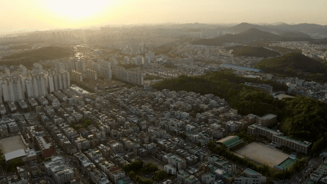 일몰에 펼쳐진 광활한 도시 전경