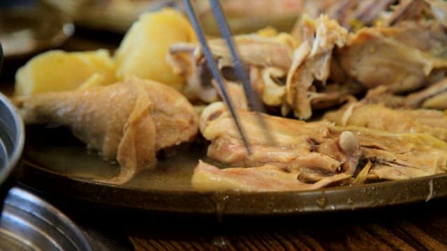 고소한 백숙과 따뜻한 닭죽 한 입