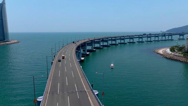 현대적인 고층 건물과 광안대교, 바다가 보이는 부산 풍경