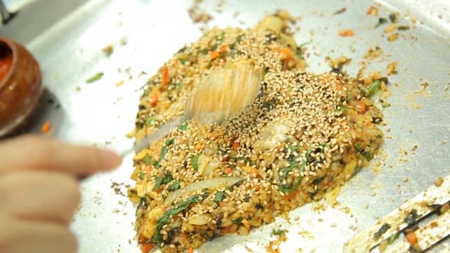 참깨가 뿌려진 한국식 철판볶음밥