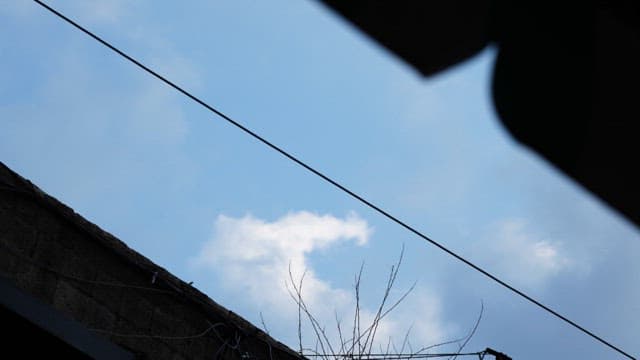 구름이 흘러가는 파란 하늘