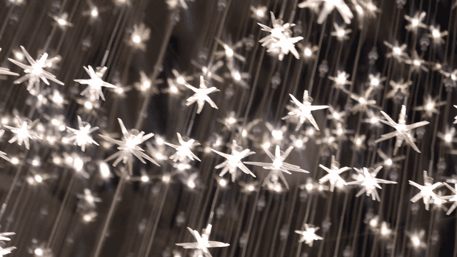 매달려 있는 별 모양의 장식 조명 