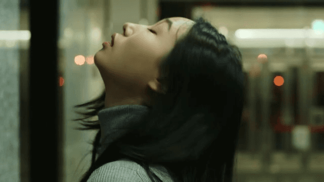 엘리베이터를 기다리며 생각에 잠긴 여성