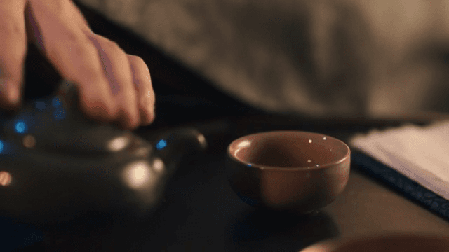 작은 컵에 차를 따르는 모습