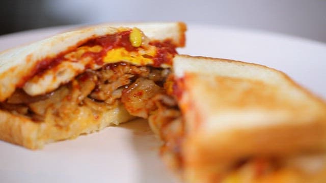 계란과 소스, 돼지불고기를 넣은 한국식 토스트