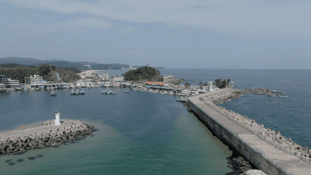 등대와 배가 있는 해안 항구