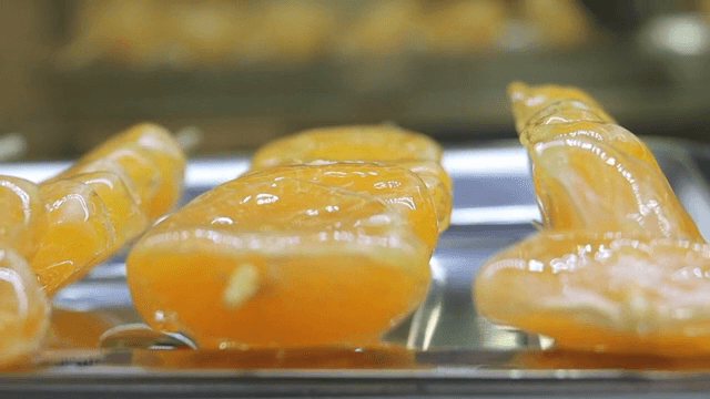 쟁반 위에 가지런히 놓여진 오렌지 탕후루