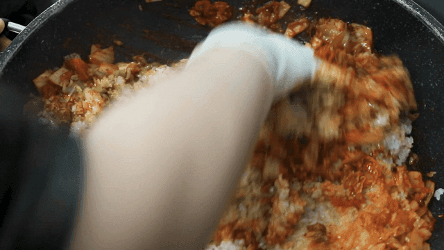 팬에서 섞어지는 김치볶음밥