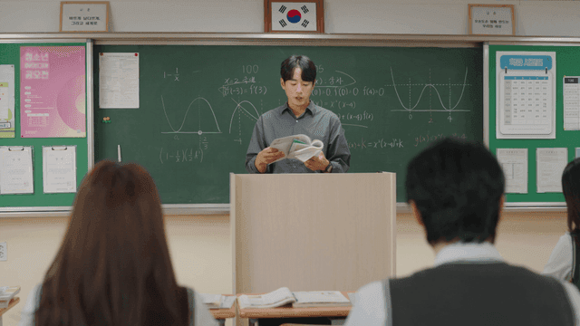 교실에서 수학을 설명하는 선생님