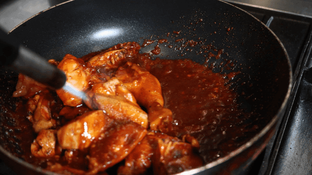 Spicy braised chicken grilled with torch in pan