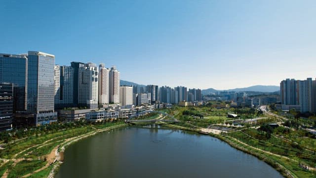 고층 건물과 호수가 있는 도시 풍경