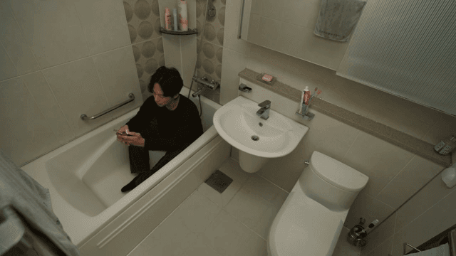 욕조에 앉아 눈물을 흘리는 남성