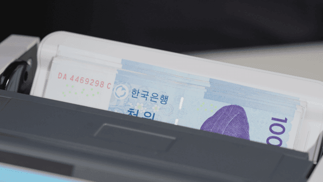 계수기에 있는 한국 지폐