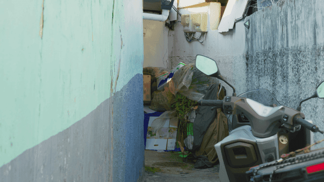 스쿠터가 주차된 좁은 골목