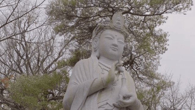 눈이 내리는 숲 속의 고요한 불상