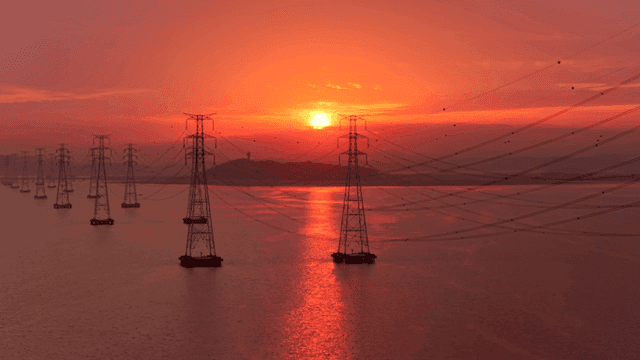 전선들이 이어진 송전탑과 강 위 일몰