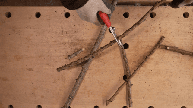 작업대에서 가지치는 전정가위