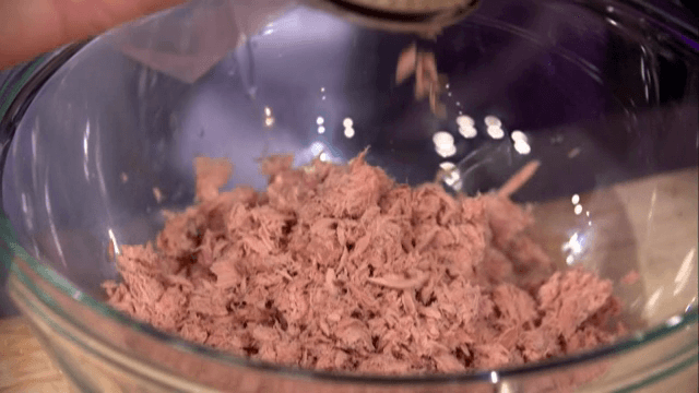 유리 그릇에 참치가 담기는 모습