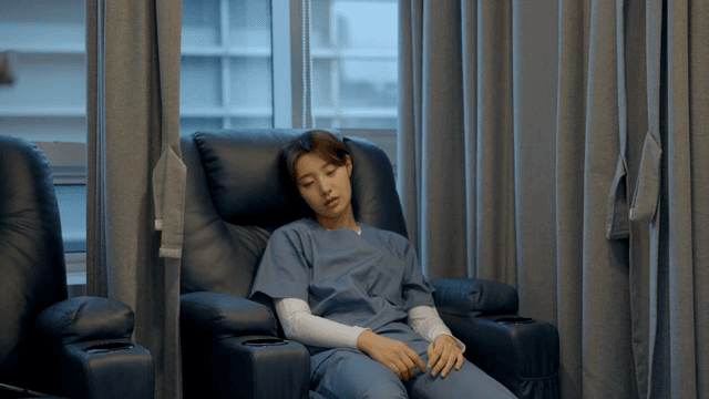 몰래 휴게실에서 쉬는 간호사