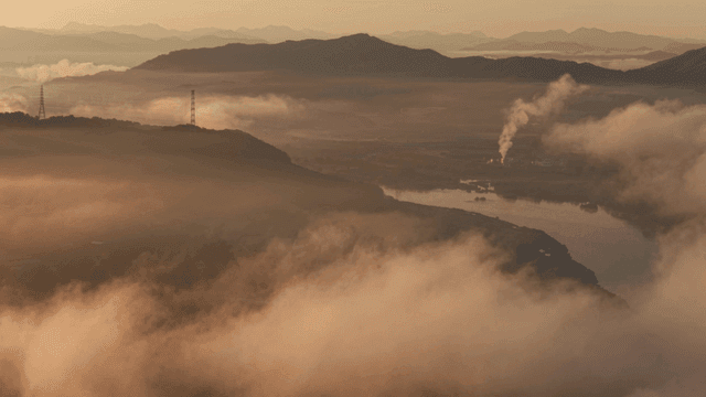 아침 안개가 낀 산과 계곡