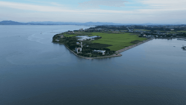 녹색 들판과 해안선이 있는 반도