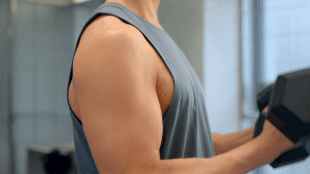 헬스장에서 덤벨을 드는 남성