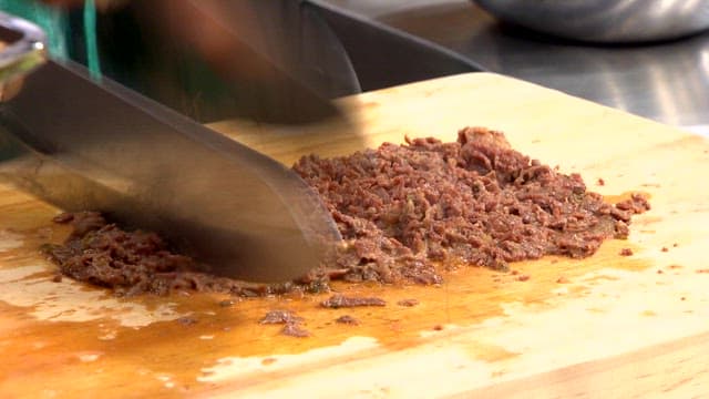 나무 도마 위에서 불고기를 써는 장면