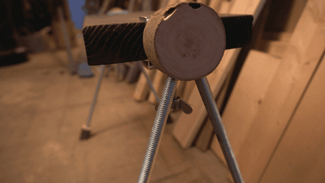 작업실의 금속 받침 다리가 있는 나무 벤치