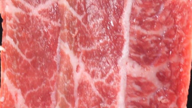 즙이 많은 생 마블링 고기 조각