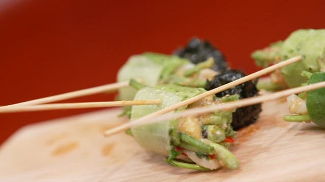 나무 도마 위 호박과 미나리가 들어간 채소 꼬치