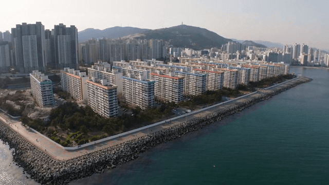 고층 건물이 있는 해안 도시 풍경