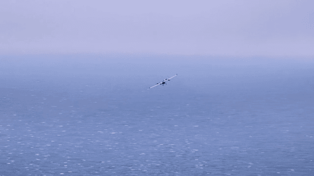 광활한 바다 위를 나는 드론