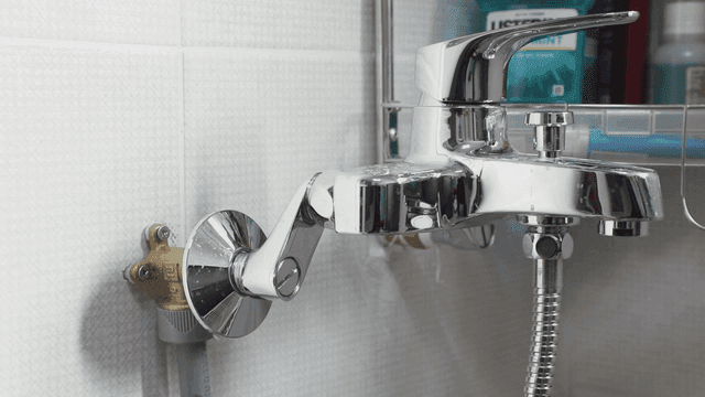 반짝이는 욕실 수도꼭지