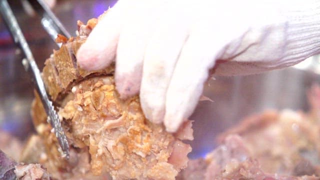 Preparing a half-cooked pork backbone