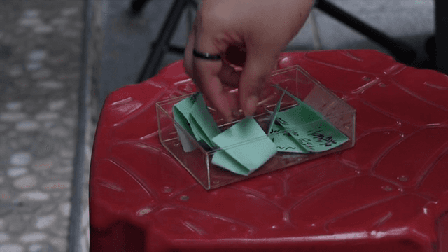 상자에 쪽지를 넣는 손