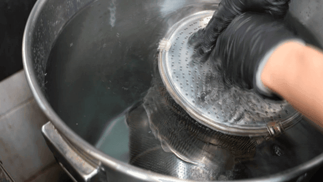 Dish where broth pot is placed in deep pot.