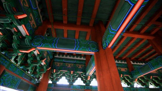 Sungnyemun’s colorful Dancheong and architectural structure