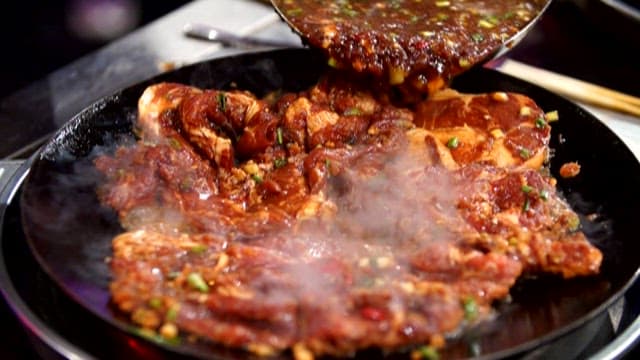 뜨거운 팬에서 지글거리는 한국식 바비큐