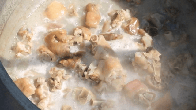 큰 냄비에서 족발을 삶는 모습