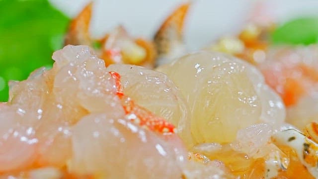 껍질이 벗겨진 크레이피시의 신선한 속살