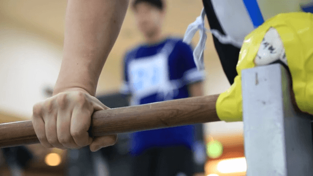 나무 막대를 잡고 팔굽혀펴기를 하는 선수