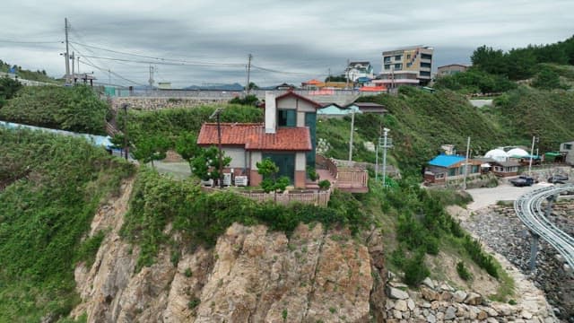 절벽 위의 집이 있는 해안 마을