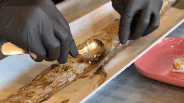 정성스럽게 갈치구이의 가시를 제거하는 라텍스 장갑 낀 손