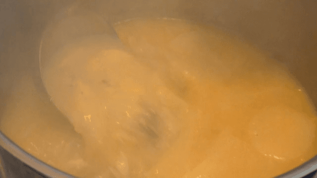 국을 저으며 끓이는 모습